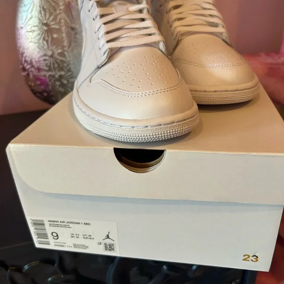 Brand new in box Women’s Size 9 Air Jordan 1 Mid - Picture 5 of 5